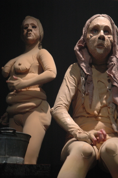 Alastopuvuissa ja naamioissa näyttämölä esiintyvät Johanna Kultala ja Elina Putkinen. Kuva Soile Mäkelä