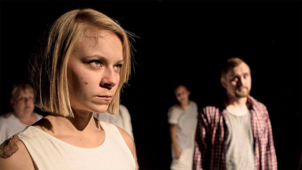 Lauri on paska! on yhden miehen ja 13 naisen teatteria. Maija Hartikainen on yksi näytelmän 13 Heidistä. Laurin roolissa näyttelee ja tanssii Sami Sainio. Kuva Turun ylioppilasteatteri