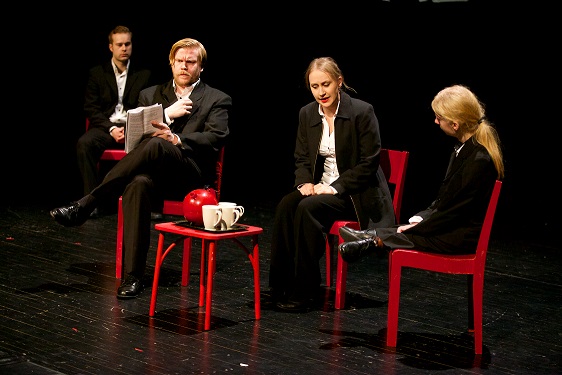 Oikeusjutun lavastus on Pirkko Paanasen ja Soile Savelan käsialaa. Kuvassa Niko Karjalainen, Antti Vilhunen, Hanna-Mari Hotta ja Pekka Moilanen. Kuva Jere Lauha/Työväen näyttämöpäivät