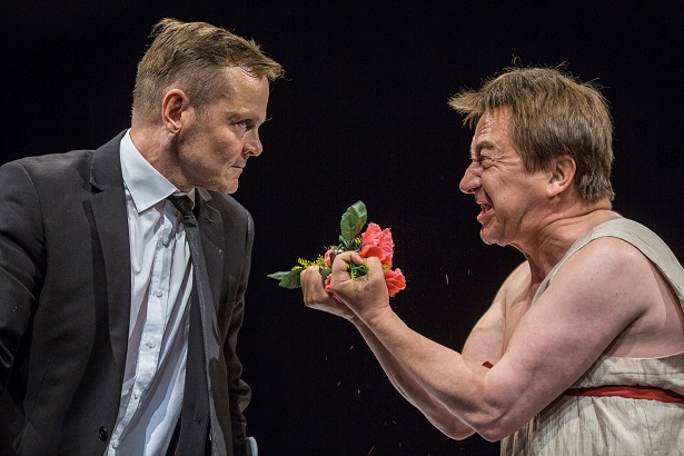 Nimiroolin näyttelee Jarkko Mikkola ja Hannu Salminen on muun mussa näytelmän kuningatar Margareta. Kuva Aki Loponen/Teatteri Vanha Juko